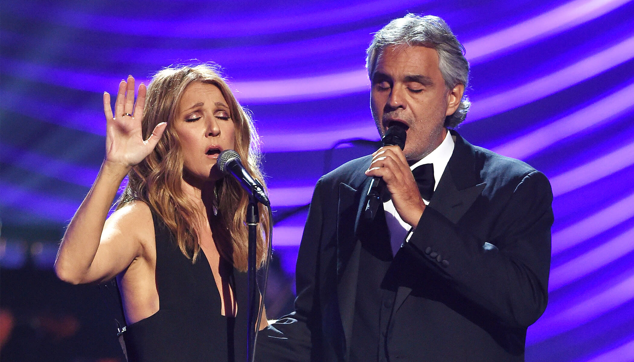 Celine Dion dan Andrea Bocelli bernyanyi bersama di atas panggung